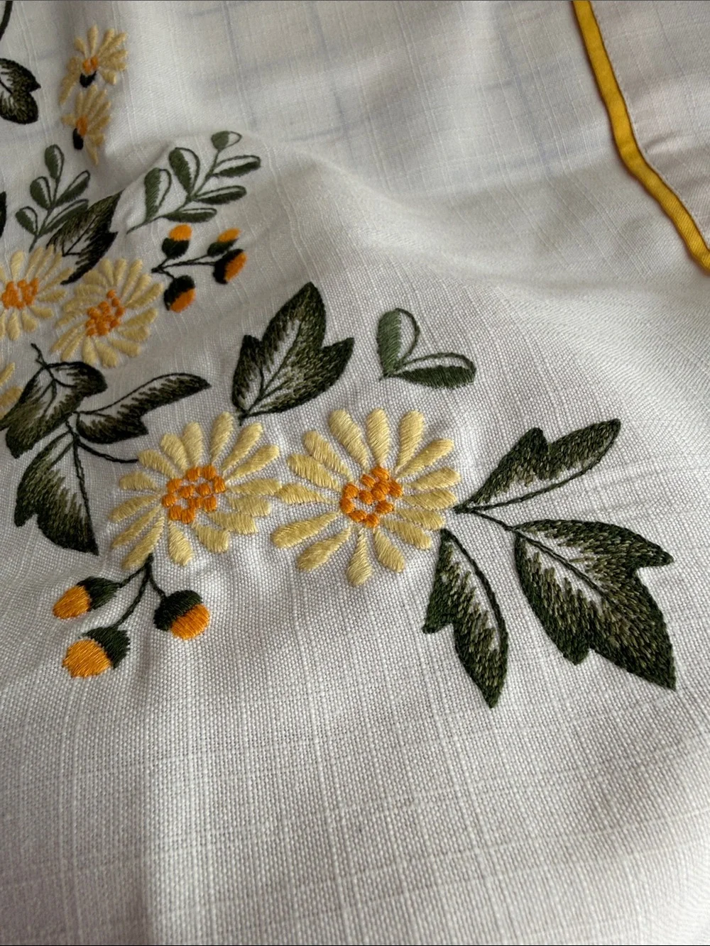 Embroidered Daisy Tablecloth 33” Square Linen Look Yellow Green Floral